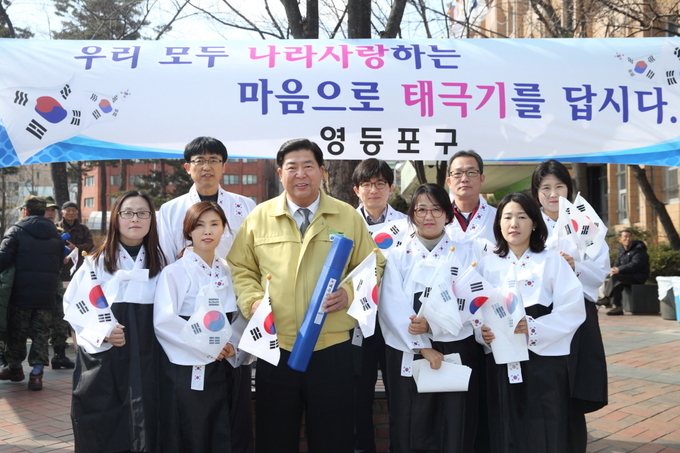 지난해 태극기달기운동 사진